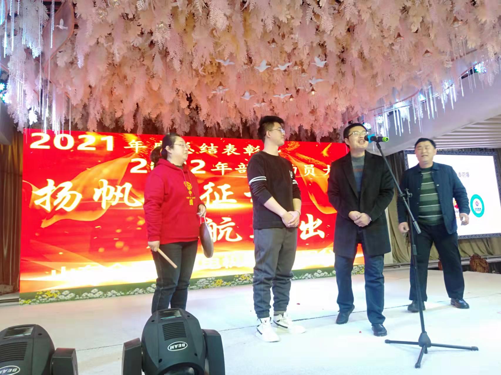 精彩的文艺表演是年会中最欢乐的一环，也是展现员工风采的平台