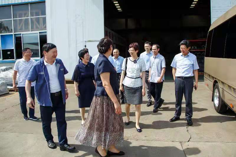 市场监管总局司长由荣成市隋副市长陪同到山东hjc黄金城防爆电机进行调研(图1)